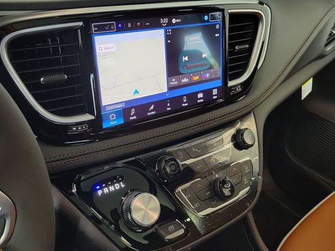 New 2026 Chrysler Pacifica Pinnacle image 18