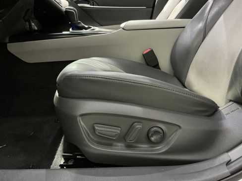 Used 2020 Toyota Camry XLE w/ Sunroof Package image 22