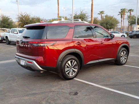 Used 2024 Nissan Pathfinder SL FWD image 4