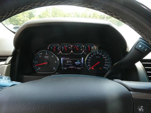 Used 2019 Chevrolet Suburban LT RWD image 18