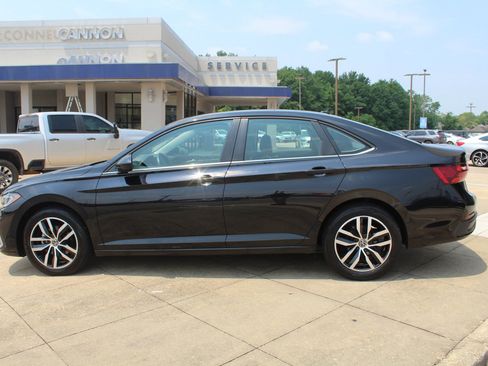 Used 2025 Volkswagen Jetta SE FWD image 7