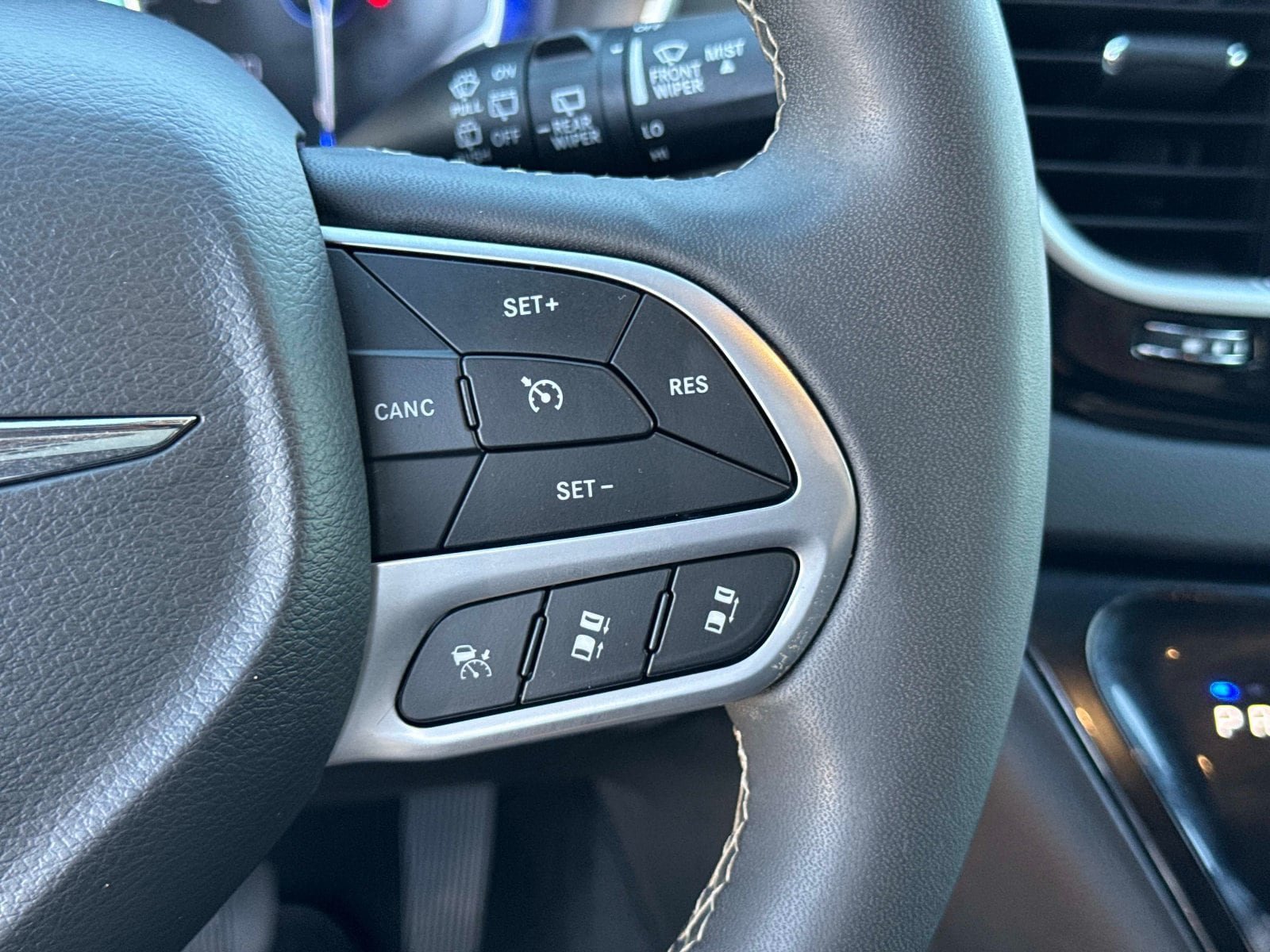 Used 2025 Chrysler Pacifica Select FWD image 28