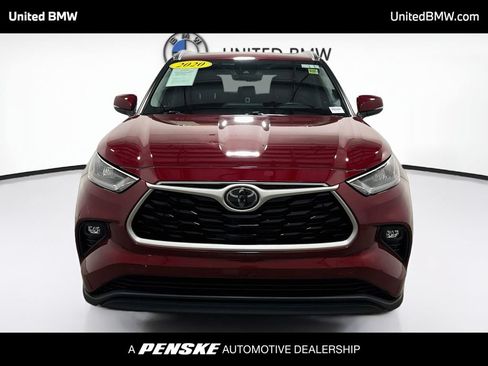Used 2020 Toyota Highlander XLE FWD image 2