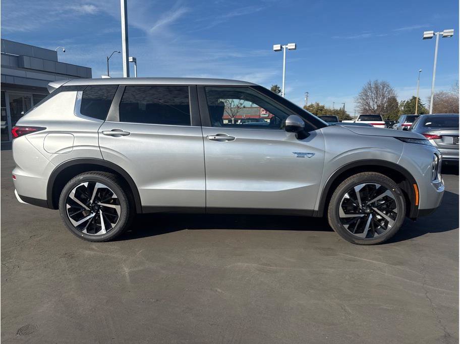 Used 2025 Mitsubishi Outlander 4WD Plug-In Hybrid image 5