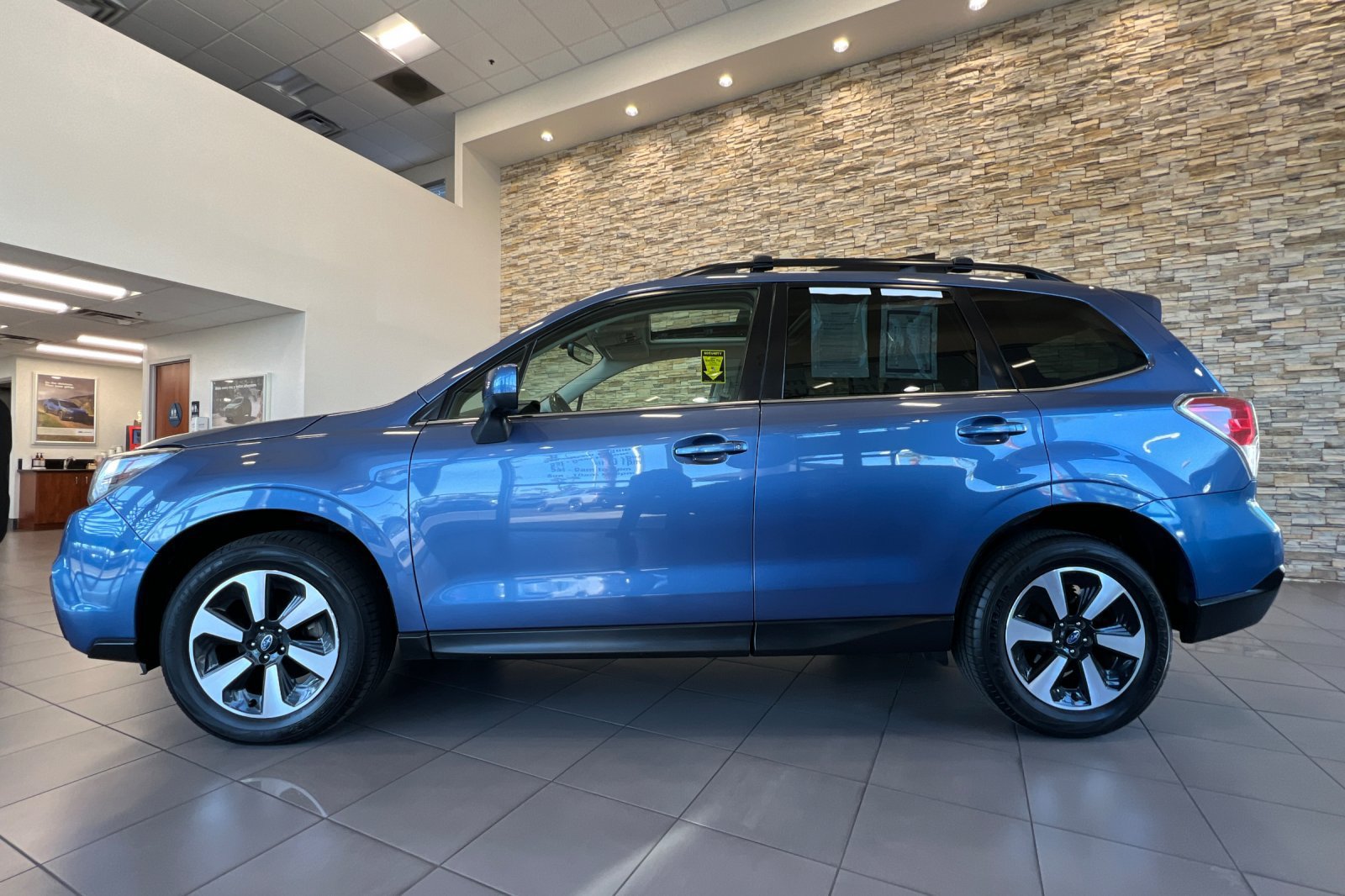 Used 2017 Subaru Forester 2.5i Limited AWD/4WD image 2