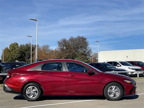 Used 2025 Hyundai Elantra SE image 3