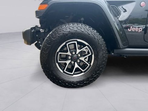Used 2025 Jeep Gladiator Rubicon w/ Convenience Group AWD/4WD image 9