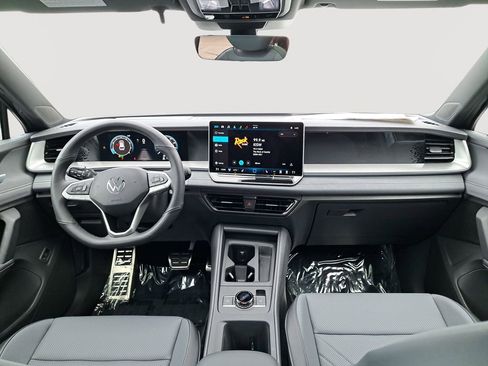 New 2025 Volkswagen Tiguan SE R-Line image 19