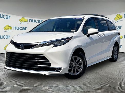 Used 2021 Toyota Sienna XLE w/ XLE Plus Package AWD/4WD image 3