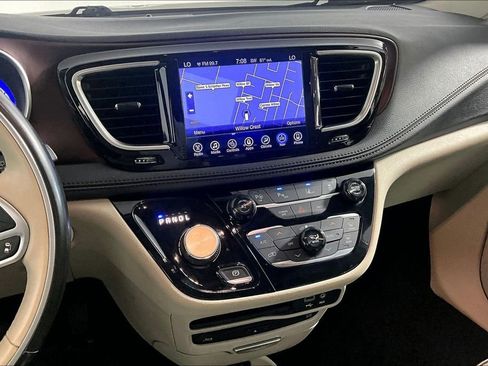 Used 2017 Chrysler Pacifica Limited w/ UConnect Theater Package FWD image 6