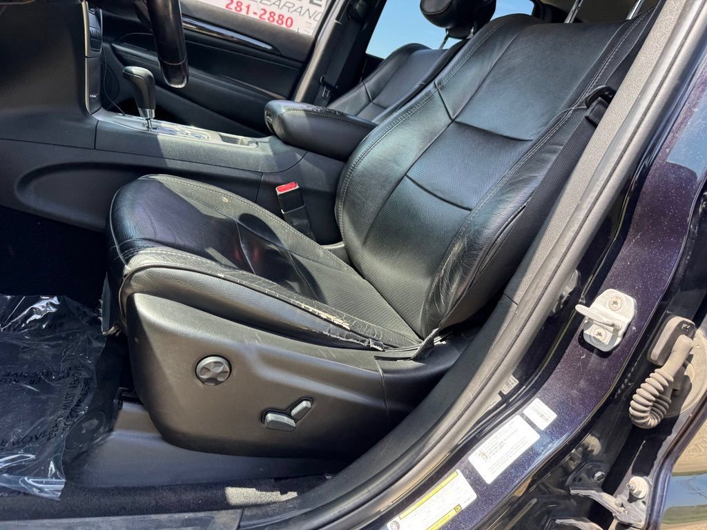 Used 2011 Jeep Grand Cherokee Laredo AWD/4WD image 5