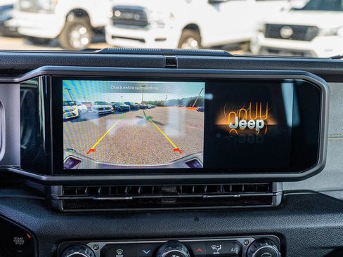 Used 2024 Jeep Gladiator Sport AWD/4WD image 32