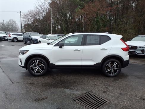 New 2026 Volvo XC40 B5 Core w/ Climate Package image 8