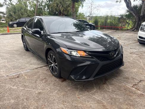 Used 2018 Toyota Camry SE w/ Moonroof Package image 4