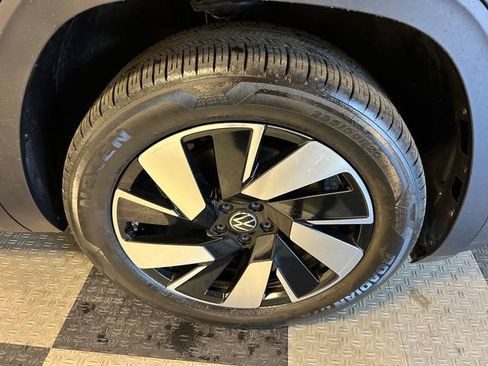 Certified 2024 Volkswagen Atlas Cross Sport SE image 10