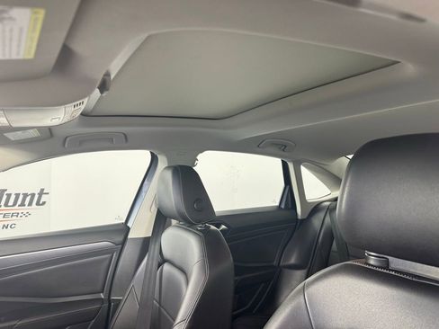 Used 2023 Volkswagen Jetta SE w/ Panoramic Sunroof Package image 4