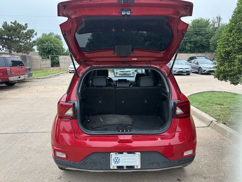 Used 2022 Hyundai Venue Limited FWD image 12