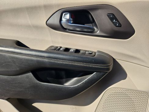 Used 2023 Chrysler Pacifica Touring-L image 24
