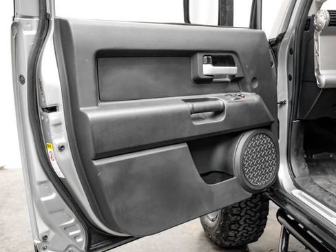 Used 2010 Toyota FJ Cruiser 2WD w/ Convenience Pkg image 32