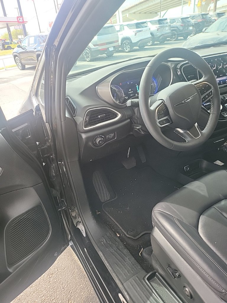 Used 2026 Chrysler Pacifica Select FWD image 2