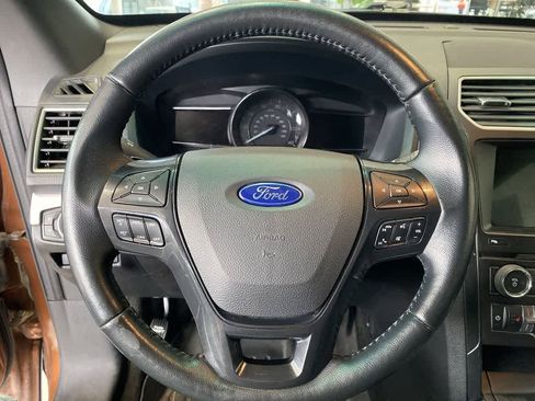 Used 2017 Ford Explorer XLT w/ Equipment Group 202A AWD/4WD image 17