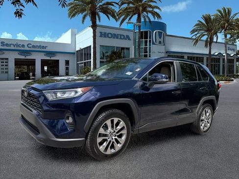 Used 2020 Toyota RAV4 XLE Premium FWD image 4