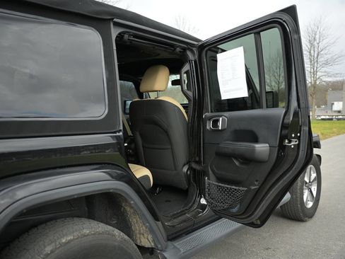 Used 2018 Jeep Wrangler Unlimited Sahara AWD/4WD image 42