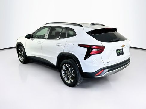 Used 2025 Chevrolet Trax LT w/ LT Convenience Package FWD image 5