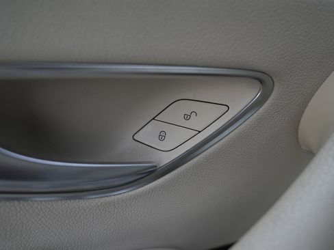 Used 2019 Mercedes-Benz E 300 4MATIC image 30