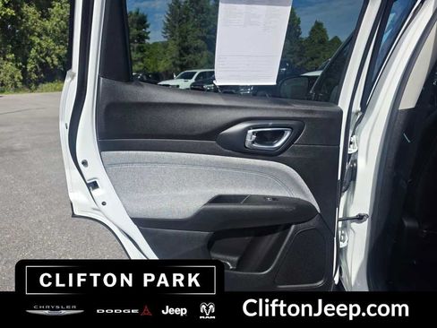 Used 2022 Jeep Compass Latitude AWD/4WD image 12