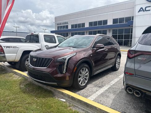 Used 2023 Cadillac XT4 Premium Luxury w/ Technology Package FWD image 3