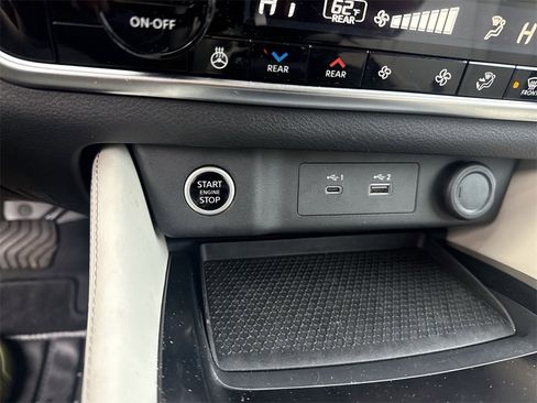 Used 2023 Nissan Rogue SL w/ SL Premium Package image 31