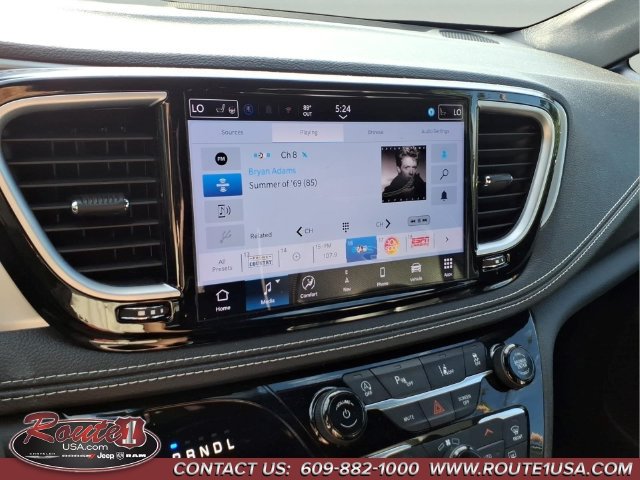 Used 2025 Chrysler Pacifica Limited FWD image 17