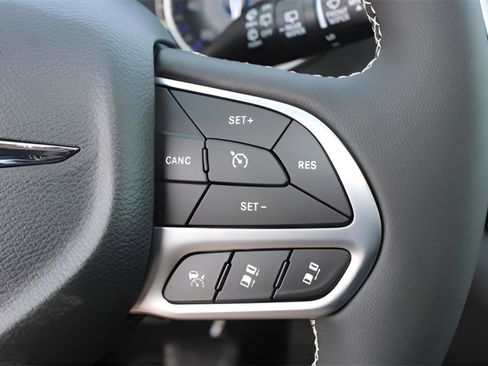 New 2025 Chrysler Pacifica Select w/ Uconnect Theater Family Group image 19