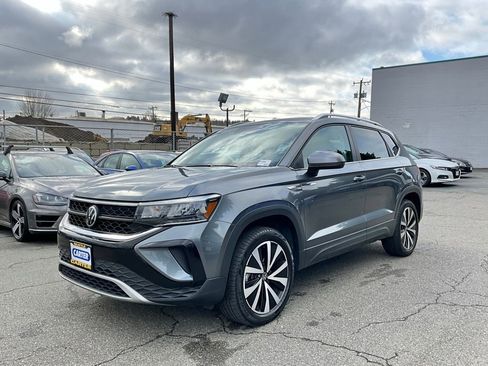 Used 2022 Volkswagen Taos SE image 4