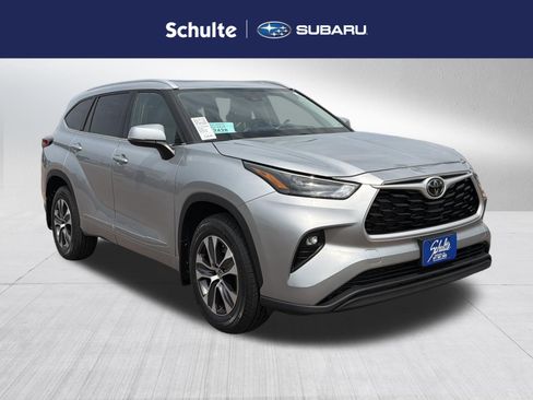 Used 2022 Toyota Highlander XLE AWD/4WD image 1