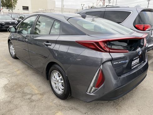 Used 2021 Toyota Prius Prime XLE FWD image 12