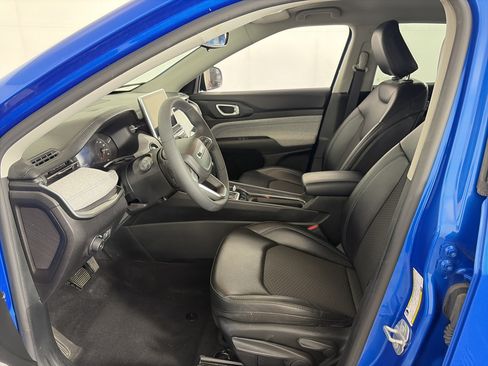 Used 2022 Jeep Compass Latitude w/ Mopar Graphics Package AWD/4WD image 6