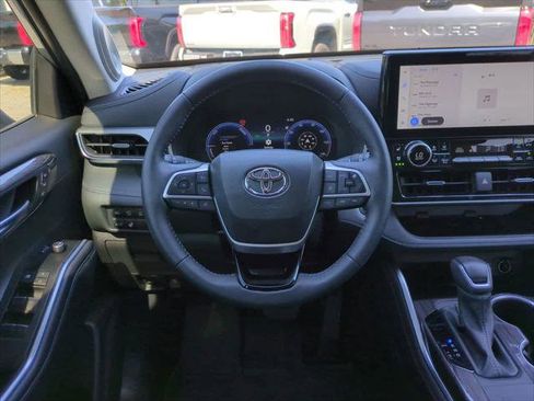 Certified 2025 Toyota Highlander Platinum image 16
