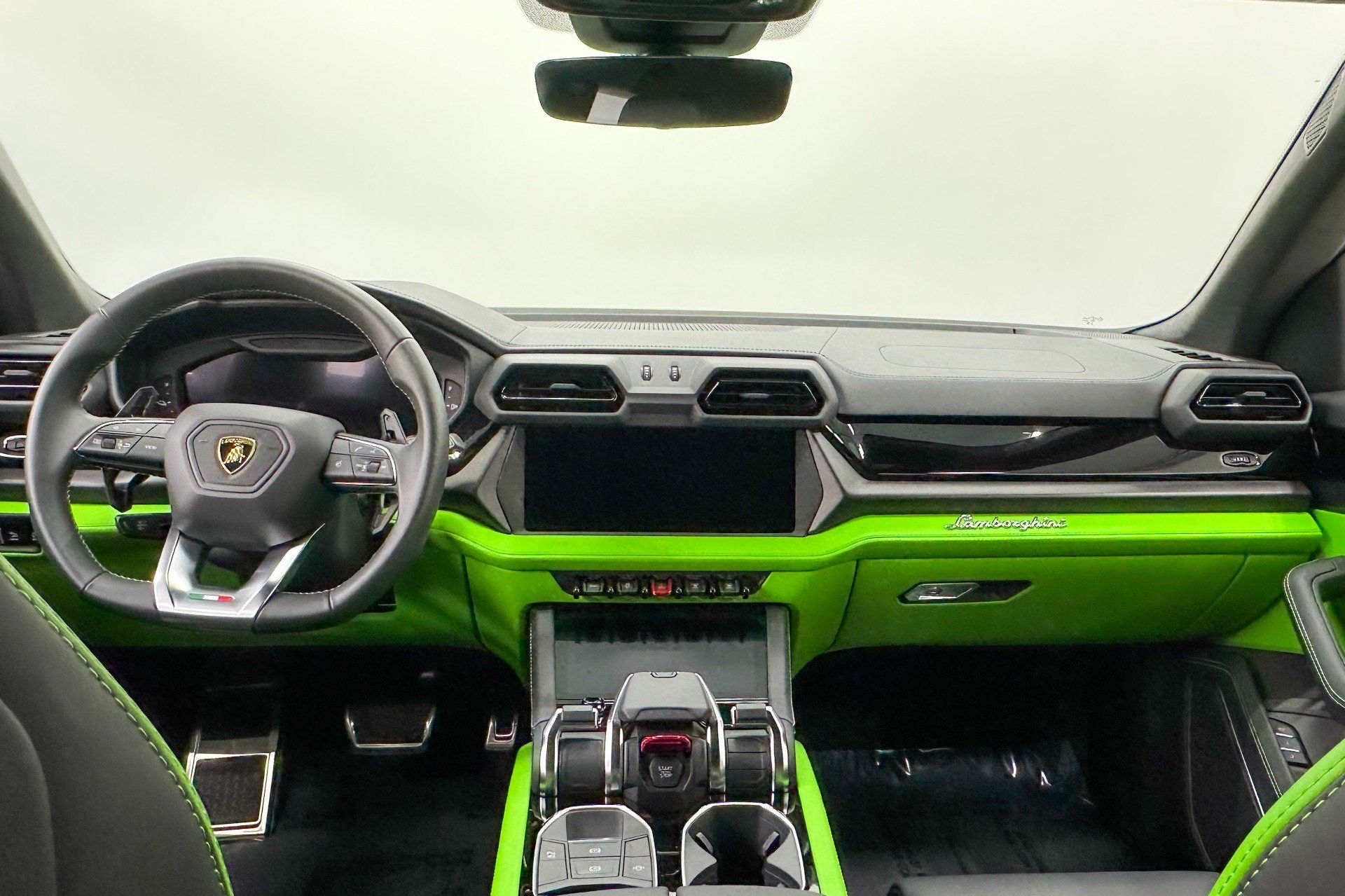 Used 2025 Lamborghini Urus SE AWD/4WD image 13