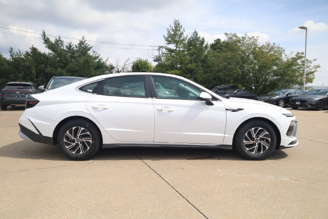 New 2026 Hyundai Sonata Blue FWD image 4