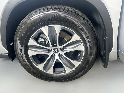 Certified 2024 Toyota Highlander XLE image 32