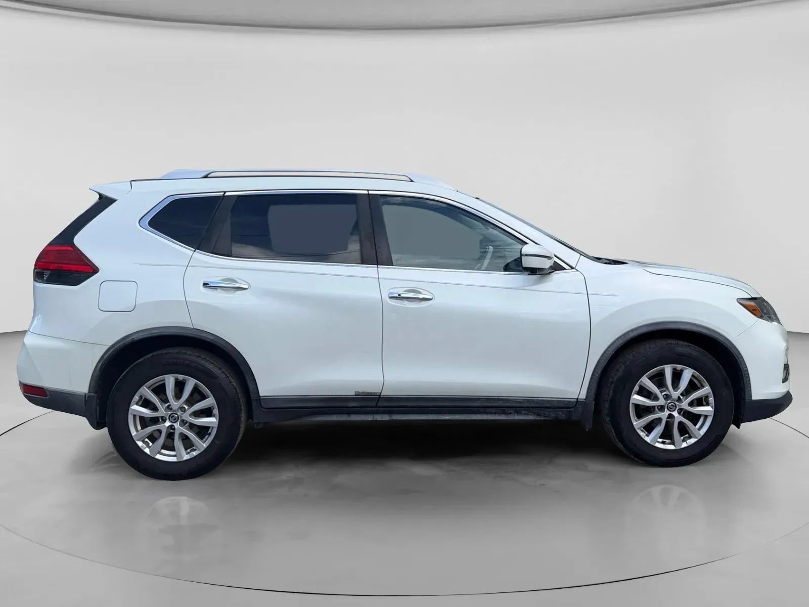 Used 2017 Nissan Rogue SV w/ SV Premium Package FWD image 6