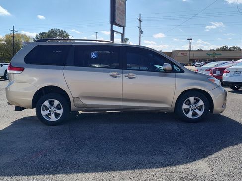 Used 2011 Toyota Sienna LE image 8