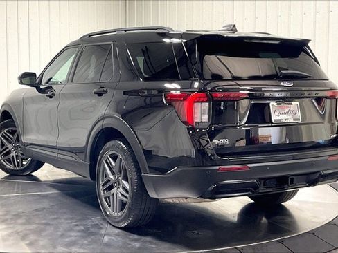 Used 2025 Ford Explorer ST-Line w/ ST-Line Street Pack AWD/4WD image 12