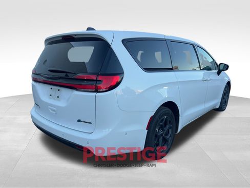 Used 2024 Chrysler Pacifica Limited FWD image 9