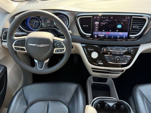 Used 2024 Chrysler Pacifica Touring-L FWD image 10