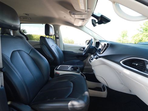 Used 2024 Chrysler Pacifica Touring-L FWD image 26
