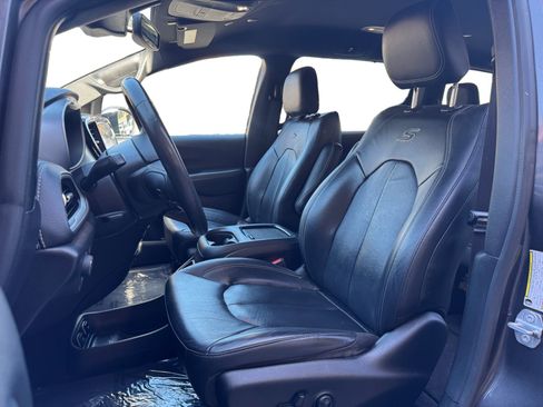 Used 2021 Chrysler Pacifica Touring-L w/ Premium & Safety Sphere Group FWD image 9