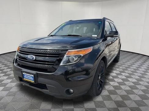 Used 2014 Ford Explorer XLT w/ Equipment Group 202A AWD/4WD image 12